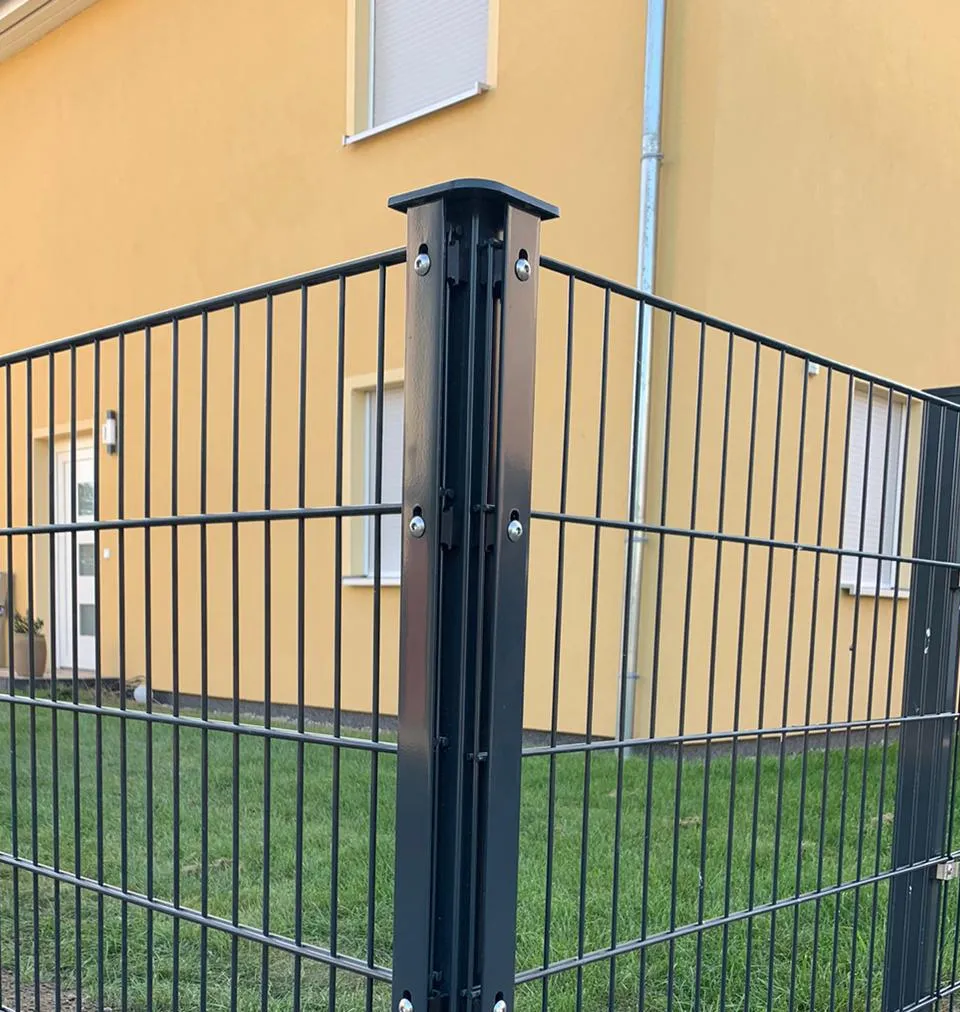 Eckpfosten eines Doppelstabmattenzauns in Anthrazit, die doppelten Querstäbe sind deutlich sichtbar