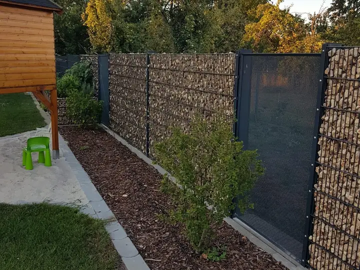 Gabionen als Sichtschutz entlang einer Gartengrenze