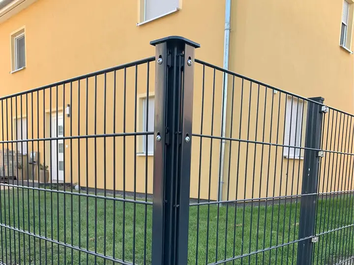 Eckpfosten eines Doppelstabmattenzauns in Anthrazit, die doppelten Querstäbe sind deutlich sichtbar