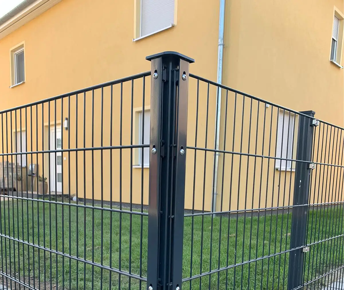 Eckpfosten eines Doppelstabmattenzauns in Anthrazit, die doppelten Querstäbe sind deutlich sichtbar