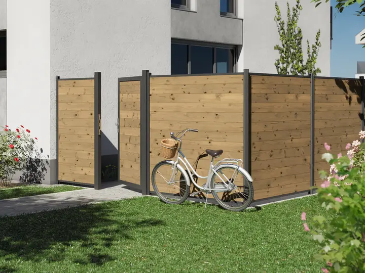 ThermoHolz-Zaun mit waagerechten Profilen, anthrazitfarbenen Metallpfosten und passendem geöffnetem Gartentor