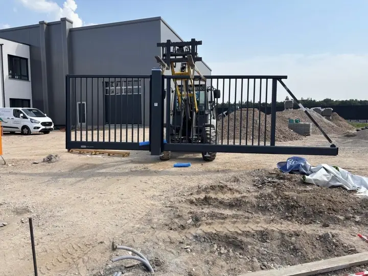 Freitragendes Schiebetor für eine Gewerbezufahrt während der Montage