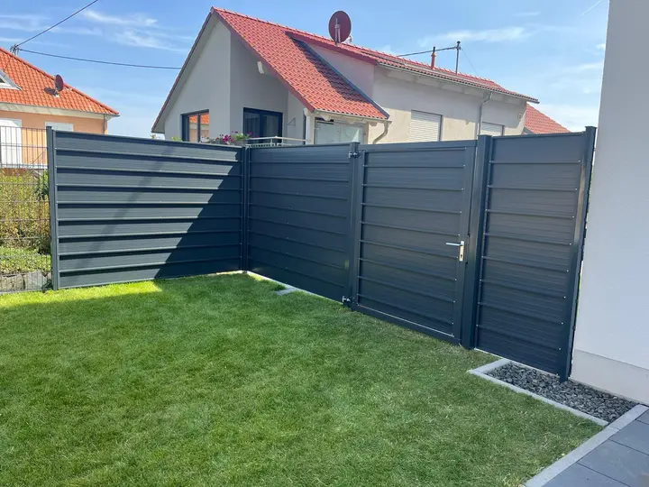 Sichtschutz mit Lamellen und eingesetztem Gartentor