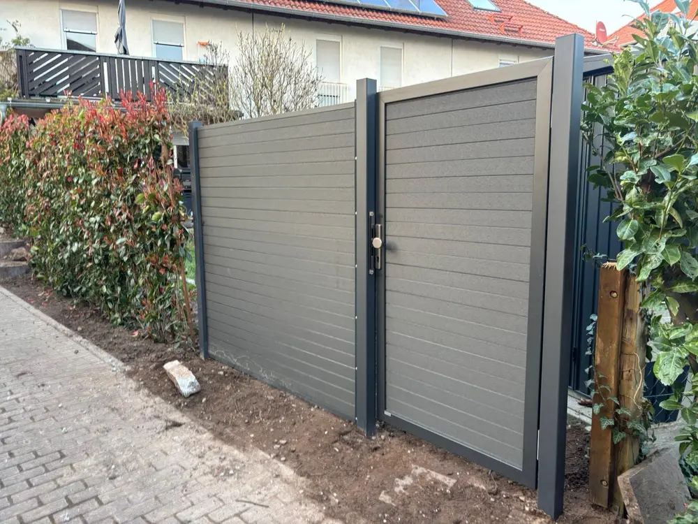 WPC-Steckzaun in Holzoptik mit zweiflügeligem Tor, Pfosten und Rahmen in Anthrazit